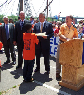 Mayor Jennings presents Jamal with his certificate.