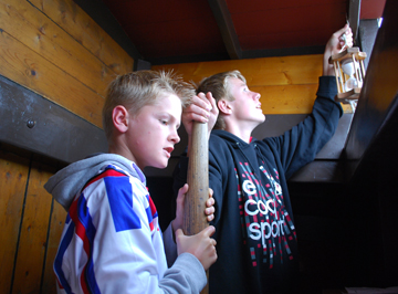 Yorum and Eric-Jan man the whipstaff.