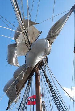 An animated sequence of the main top sail being sheeted into position.