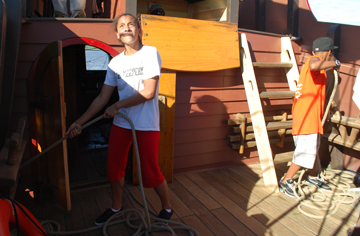 Alanna and Tahari haul in the main course sheets.