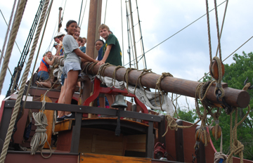 All free hands converge on the mizzen yard to rotate it.