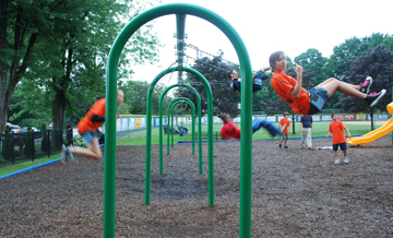 Evi, Nora, Vincent, and Deniro hit the swings.